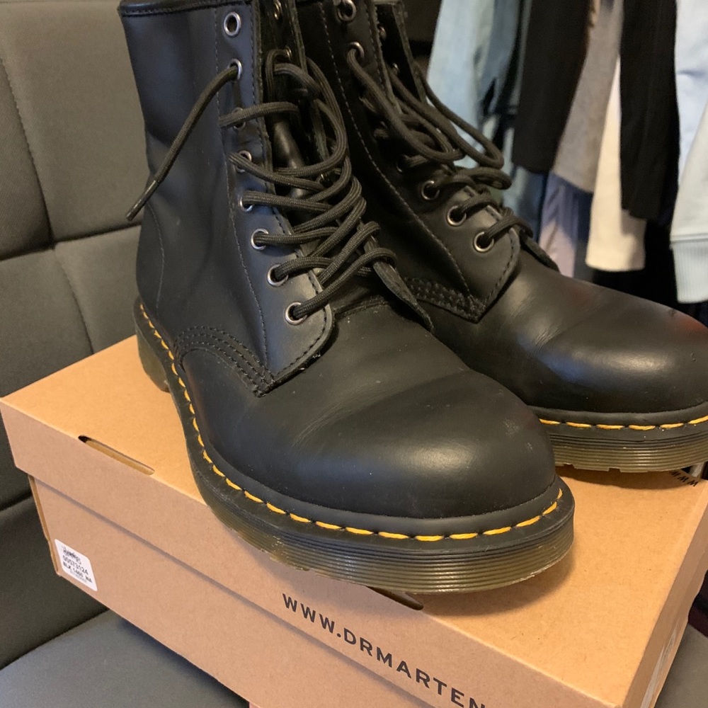 DOC MARTENS (WOMENS BLACK NAPPA LEATHER BOOTS)
